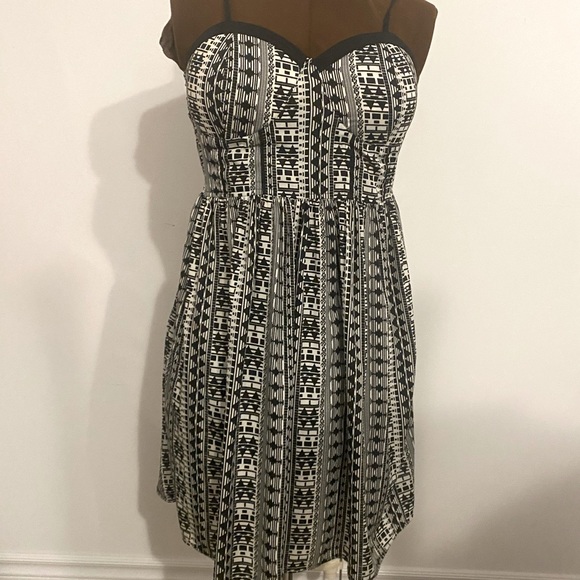 🖤🤍JOLIE🖤🤍Black and white pattern sleeveless pattern dress. Size 10.Like new. - Picture 5 of 15